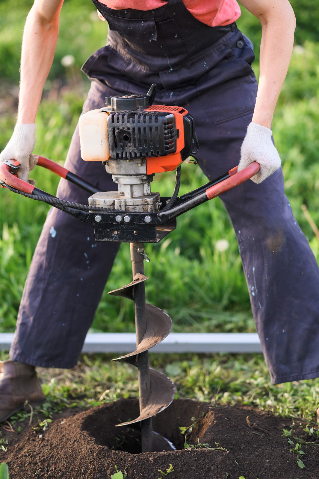 Broca Para Perfurador de Solo x Podador de Galhos: uma competição serrada