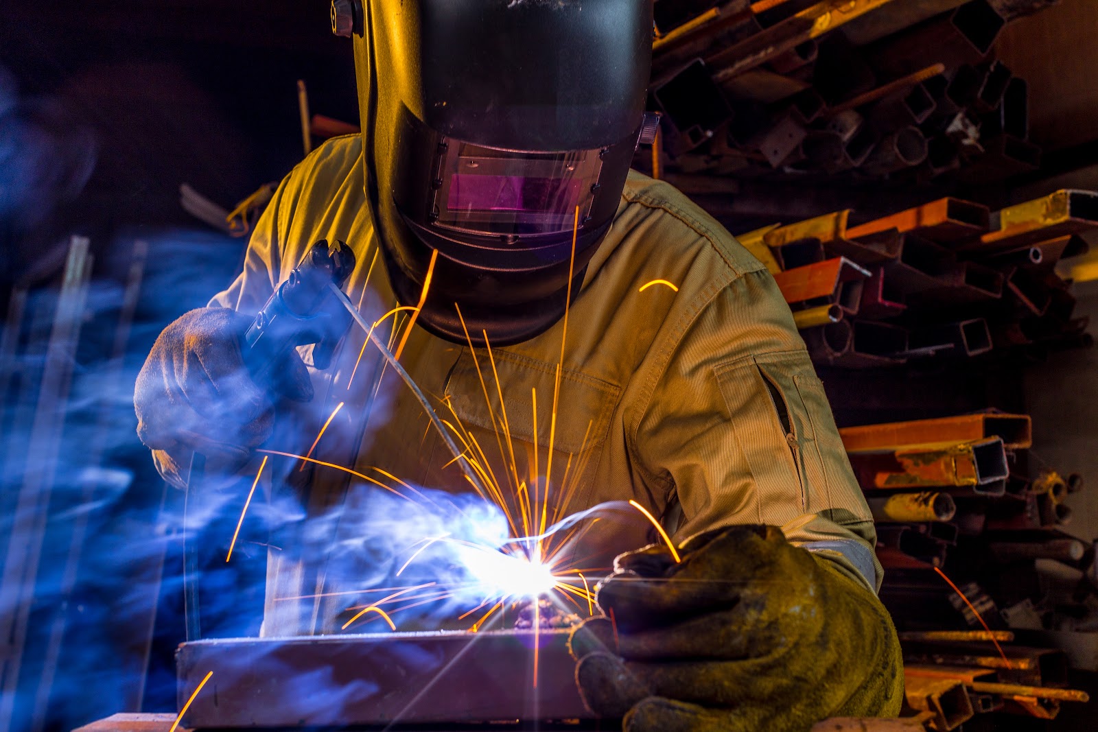 Segurança na solda: óculos e máscara ideal